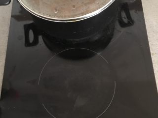 7、红烧肉,加水没过五花肉，中小火慢炖一个半小时