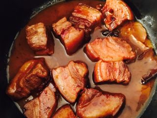 8、红烧肉,汤汁快收干时，关火