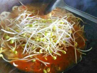 7、四川毛血旺,放入豆芽，火腿，