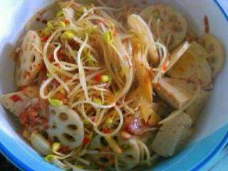 8、四川毛血旺,捞起煮好的材料放碗底