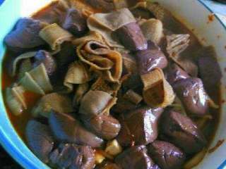 11、四川毛血旺,捞起毛肚和鸭血铺在上面