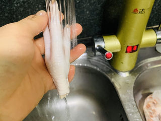 2、麻辣卤鸡爪,用水冲洗干净鸡爪，并修剪；