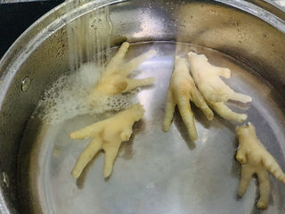 5、麻辣卤鸡爪,捞出后，再用水冲洗干净；