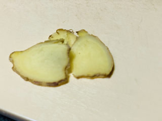 8、麻辣卤鸡爪,生姜切片，待用；