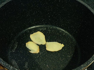 9、麻辣卤鸡爪,锅里加些油，放入姜片炒香；