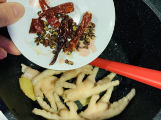 12、麻辣卤鸡爪,开小加入辣椒花椒，炒香；