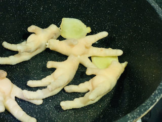 10、麻辣卤鸡爪,把鸡爪放入炒香；