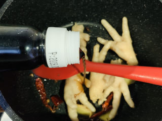 13、麻辣卤鸡爪,加酱油，炒香调料；