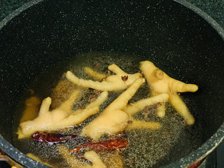 14、麻辣卤鸡爪,加清水盖过鸡爪；