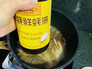 18、麻辣卤鸡爪,加蚝油，所有调料搅拌均匀；