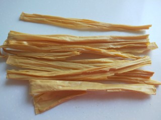 2、青椒炒腐竹,腐竹选用最好的不会泡烂。