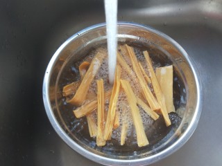 3、青椒炒腐竹,放入盆中加冷水。