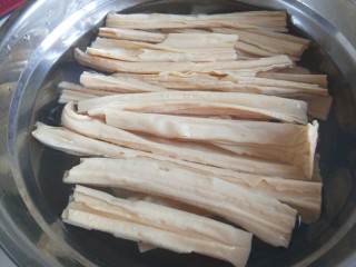 4、青椒炒腐竹,自然泡开不要开水烫。
