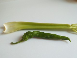 6、青椒炒腐竹,芹菜一根，青椒一个。