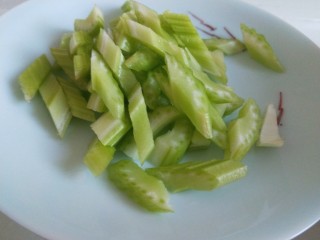 7、青椒炒腐竹,芹菜切成段。