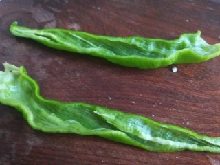 8、青椒炒腐竹,青椒切开洗干净里面的白籽。