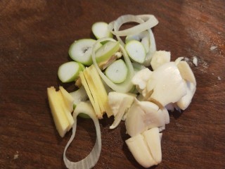 10、青椒炒腐竹,葱姜切好，蒜拍扁。