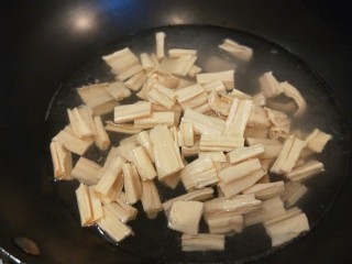 11、青椒炒腐竹,腐竹倒入锅中。