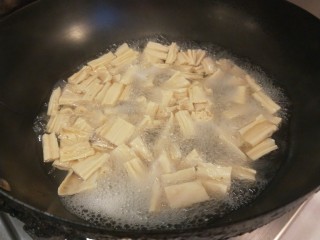 12、青椒炒腐竹,水烧开煮熟。