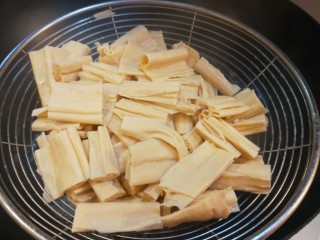 13、青椒炒腐竹,捞出来备用。