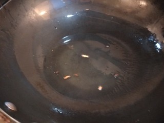 16、青椒炒腐竹,在捞去葱姜蒜留底油。