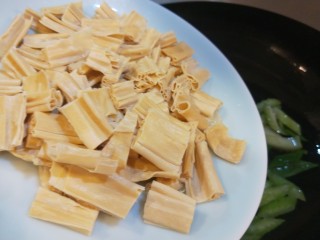 19、青椒炒腐竹,倒入腐竹。