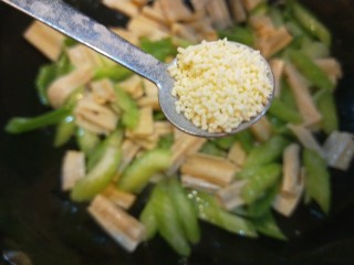 21、青椒炒腐竹,加入适量鸡精。