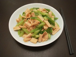 22、青椒炒腐竹,出锅了。