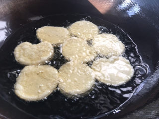 3、红烧素鸡,素鸡放入油锅中火炸至硬脆