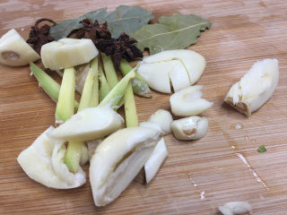 5、红烧素鸡,准备辅料，生姜，大蒜，香叶，八角