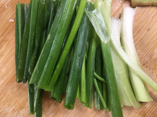 6、红烧素鸡,准备葱段