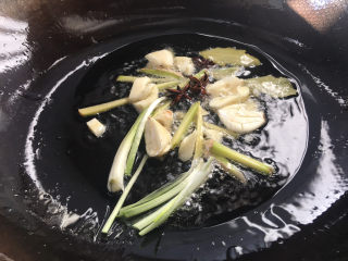 7、红烧素鸡,锅里留少许的底油，加入辅料爆香
