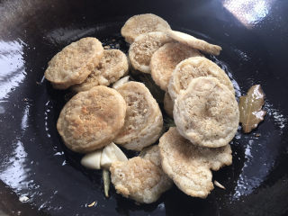 8、红烧素鸡,加入素鸡翻炒片刻