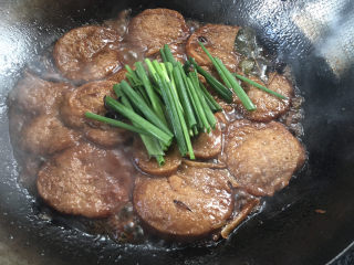 15、红烧素鸡,加入葱段即可关火