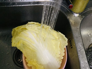 2、醋溜大白菜,白菜????洗净；