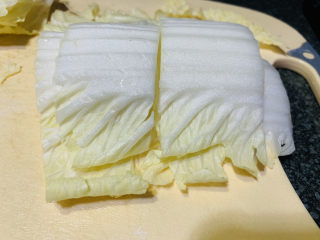 4、醋溜大白菜,白色部分切块；