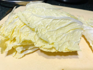 5、醋溜大白菜,叶子部分切大瓣；