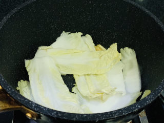 9、醋溜大白菜,放入白菜????，大火炒香；