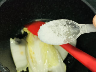13、醋溜大白菜,加少许盐；