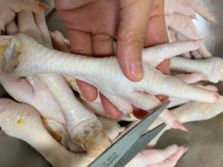 1、拖骨鸡爪,鸡爪洗净剪去指甲