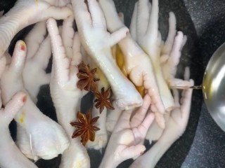 2、拖骨鸡爪,冷水下锅放八角，料酒，煮五分钟捞出