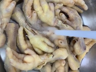 3、拖骨鸡爪,捞出冷水多冲洗几遍