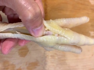 4、拖骨鸡爪,背部改刀拖骨