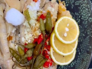 5、拖骨鸡爪,放入碗中放入蒜末，小米辣，泡椒加水，盐，白糖，耗油，海鲜酱油，白醋，柠檬