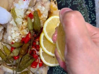 6、拖骨鸡爪,再挤点柠檬汁翻拌均匀