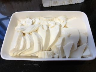 3、金针菇炖豆腐,倒扣在盘子里。我基本功不扎实，如果能完整不破碎，颜值将会极大提升。