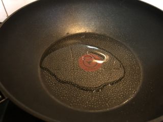 5、金针菇炖豆腐,热锅，倒入一半的油（就是1.5汤匙）。