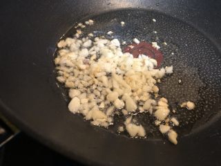 7、金针菇炖豆腐,炒到蒜末变成浅金色，即可关火。