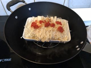 11、金针菇炖豆腐,锅里放水，烧开后上锅大火蒸十分钟。