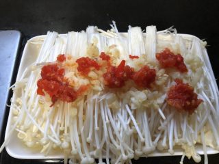 9、金针菇炖豆腐,平铺一勺剁椒。